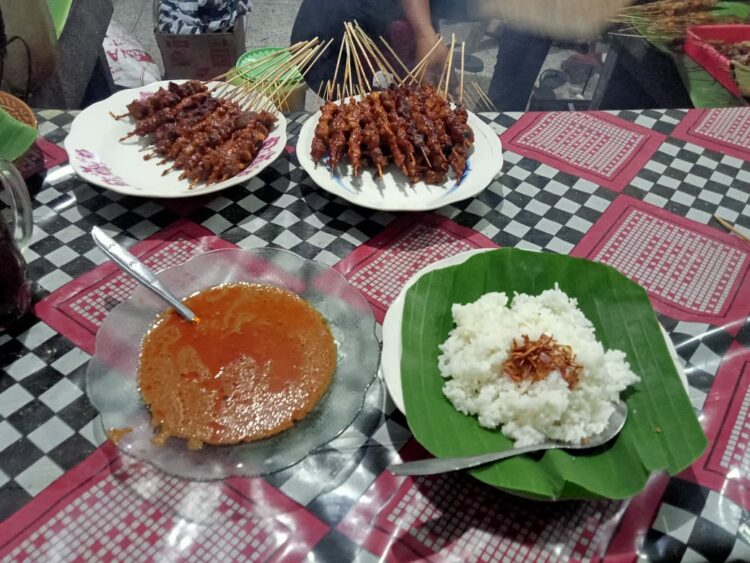 Warung Sate Pak Ngguk, Warung Sate Pertama di Cepu Blora MOJOK.CO