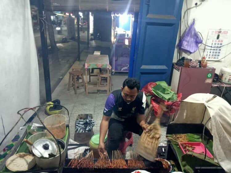 Warung Sate Pak Ngguk, Warung Sate Pertama di Cepu Blora MOJOK.CO