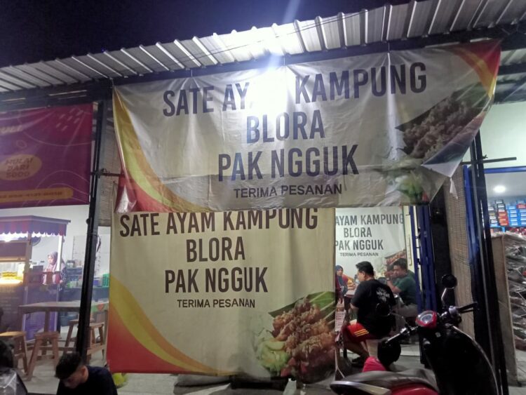 Warung Sate Pak Ngguk, Warung Sate Pertama di Cepu Blora MOJOK.CO