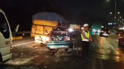 BMW Seruduk Truk, Penumpang Kejedot Tewas