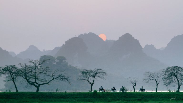 khung cảnh hồ Quan Sơn lúc chiều tà