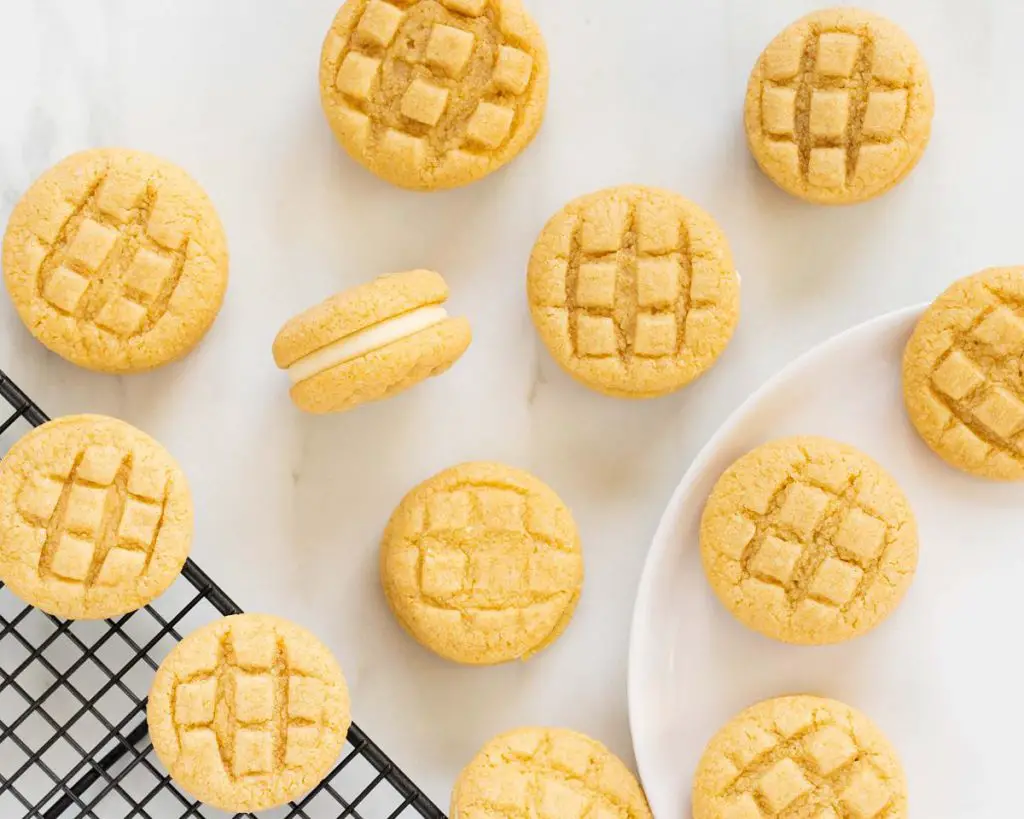 My custard cream biscuits are a total DREAM! Melt in your mouth biscuits sandwiched with a creamy dreamy buttercream filling, these will never hang around long! Recipe by movers and bakers