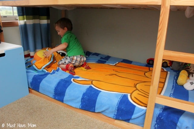 Easy Trick To Help Kids Make Their Beds Easily! Plus the easiest way to make the bed when you have bunk beds!