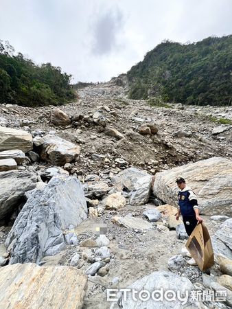 singaporean man taiwan earthquake found (1)