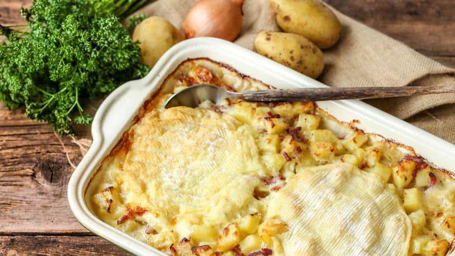 Tartiflette Reblochon Schweizer Spezialitäten: 20 Typisch Schweizer Essen, Die Sie Probieren Sollten