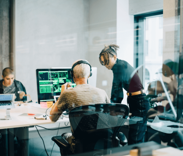 Dos desarrolladores colaborando en una oficina