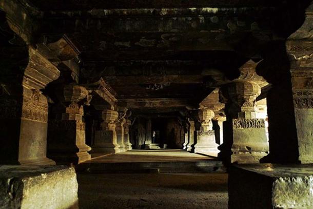 Picture of the hall on one side of the main structure of Kailash Temple. 