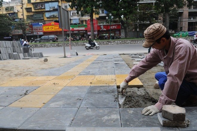 Chủ tịch Hà Nội yêu cầu xử lý nghiêm và công khai địa phương, đơn vị thi công vỉa hè kém chất lượng