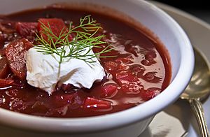 Archivo:Borscht served