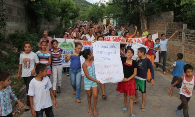 Desde el lunes que protestan contra minera que quiere reubicar a pobladores