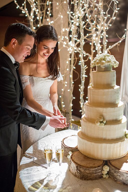 Porqué cortamos el pastel de boda? Tradiciones de nuestro pasado - NOVIASBOX