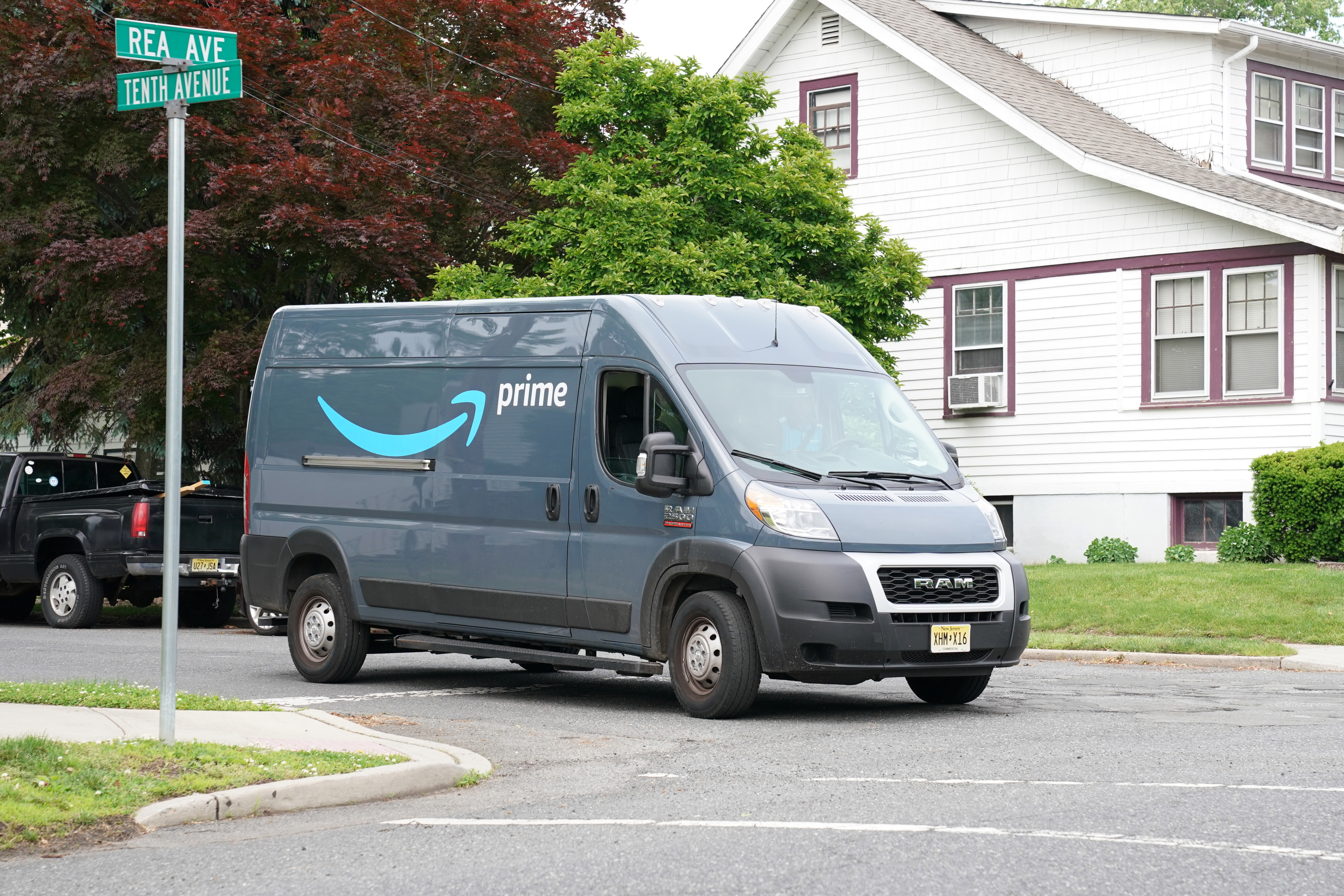 Amazon Delivery Worker Caught Defecating In Woman S Garden