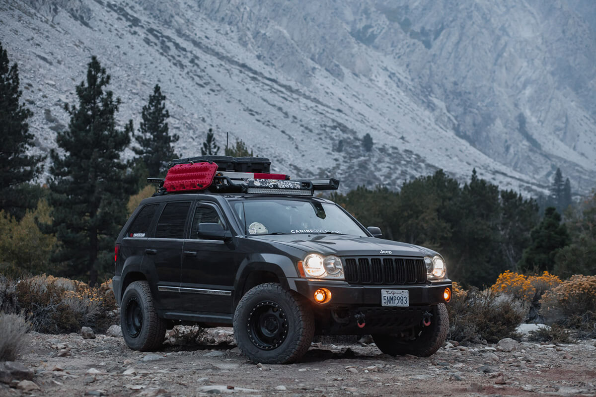 Jeep Grand Cherokee WK1 with a 2 inch lift and 33 inch tires