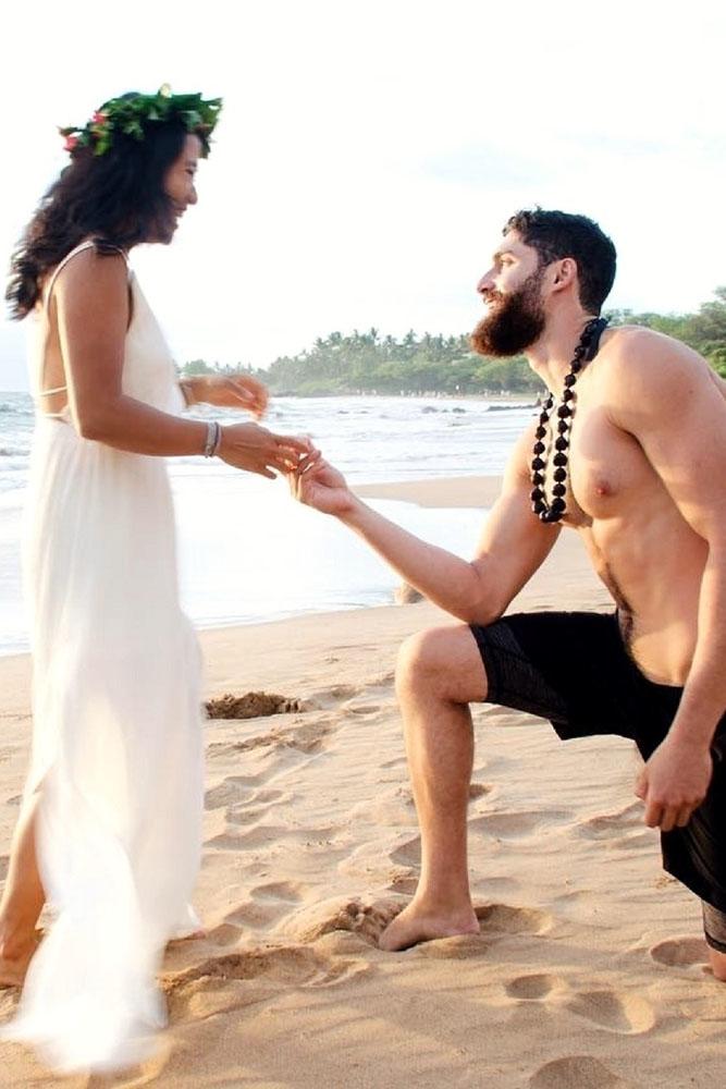 marriage proposal proposing on the beach