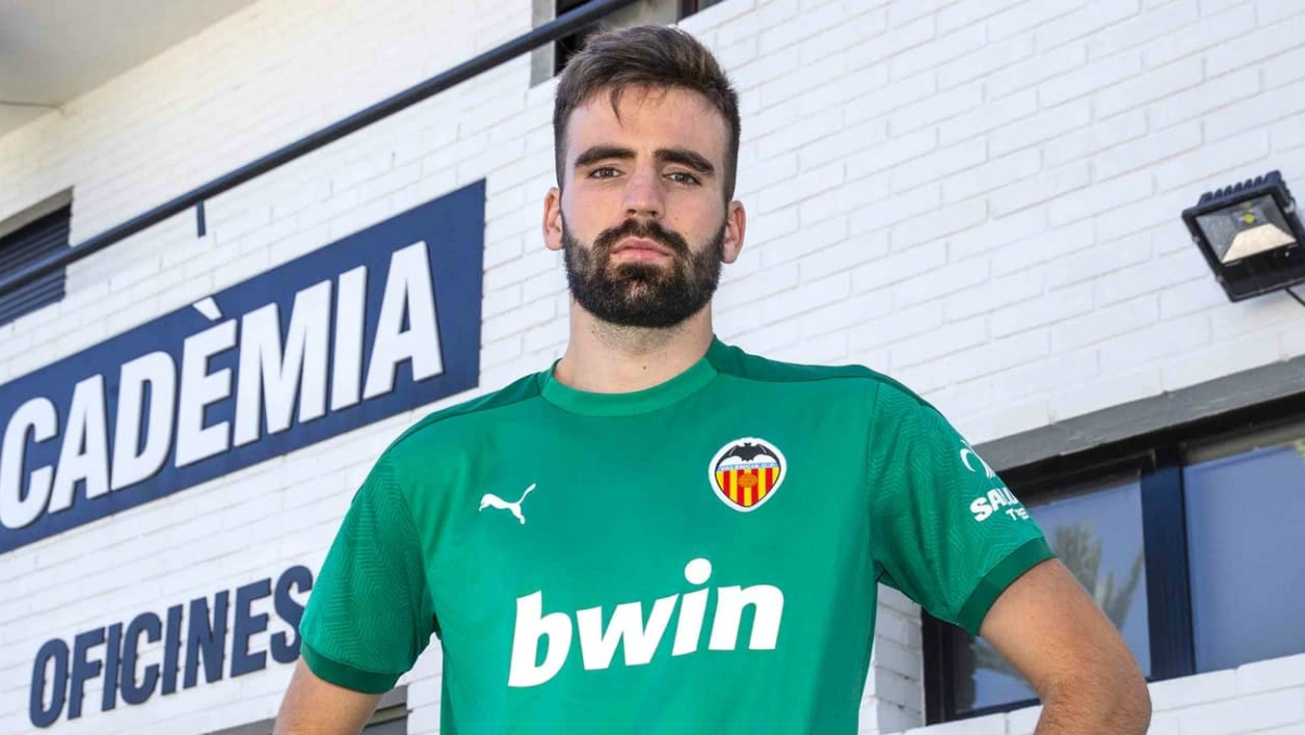 Unai Etxebarria posa con la camiseta del Valencia.