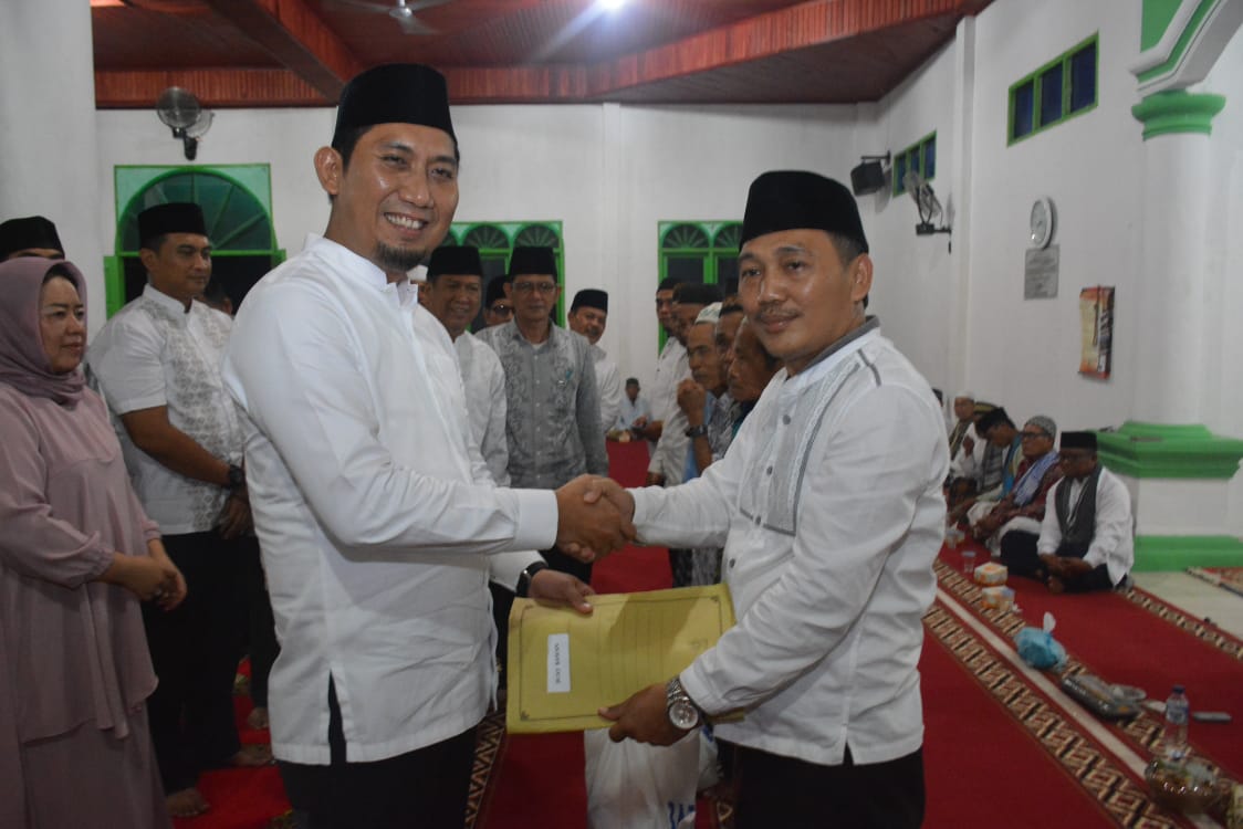 Petugas P2UKD Terima SK Gubernur Yang Di Serahkan Oleh Bupati OKU ...