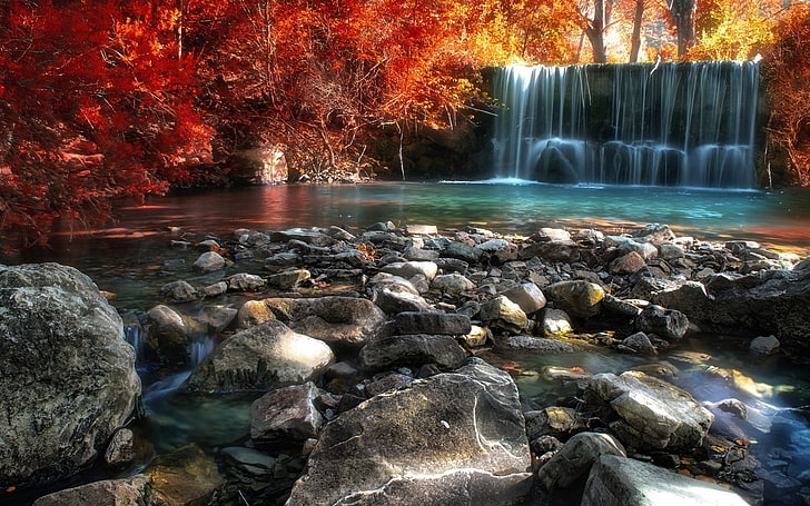 Wasserfälle zwischen Bäumen wallpaper, Wasserfälle und Wälder, Natur, Landschaft, Herbst, Fluss, Teich, Bäume, Italien, Wasserfall, Steine, Wald, Sonnenlicht, rot, gelb, Blätter, bunt, HD-Hintergrundbild