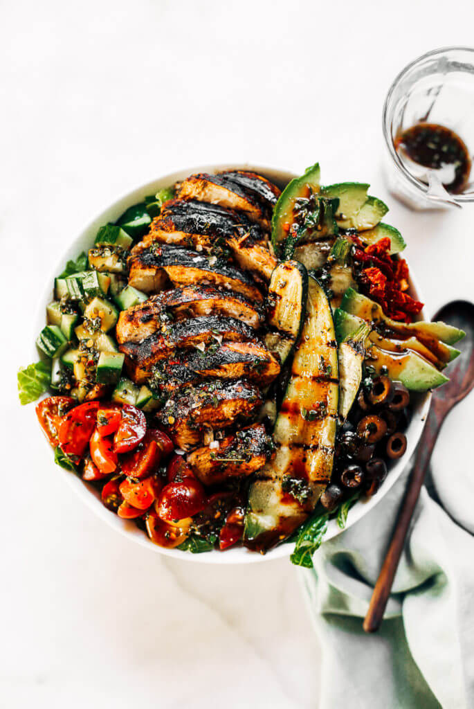 Grilled chicken salad with balsamic dressing and grilled vegetables. An easy paleo whole30 dinner for the whole family! #whole30 #dinner #healthyfood #paleo Whole30 rules. Whole30 recipes. Whole30 dinner. Paleo dinner recipes ideas. Summer salads. How to grill chicken. Paleo recipes for beginners. Paleo diet recipes.