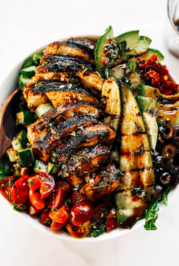 Grilled chicken salad with balsamic dressing and grilled vegetables. An easy paleo whole30 dinner for the whole family! #whole30 #dinner #healthyfood #paleo Whole30 rules. Whole30 recipes. Whole30 dinner. Paleo dinner recipes ideas. Summer salads. How to grill chicken. Paleo recipes for beginners. Paleo diet recipes.