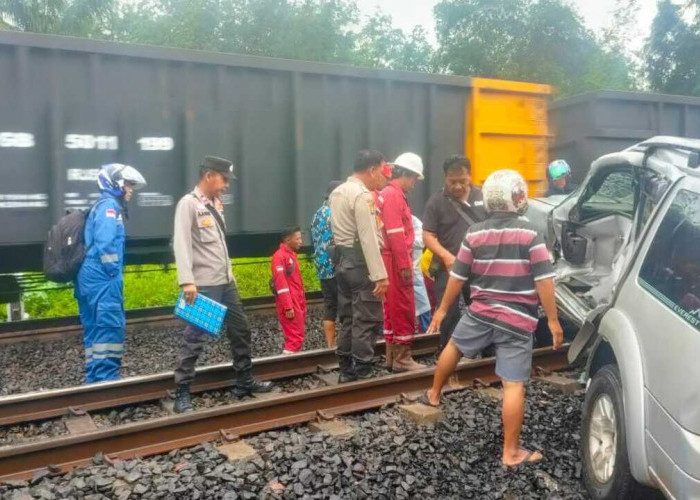 Diseruduk Babaranjang, Dua Wanita Muda Pengendara Ford Alami Trauma