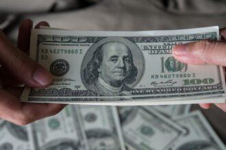 El salario promedio solicitado por los ecuatorianos creció un 2,13% en 2024, alcanzando un máximo de USD 835 en julio.