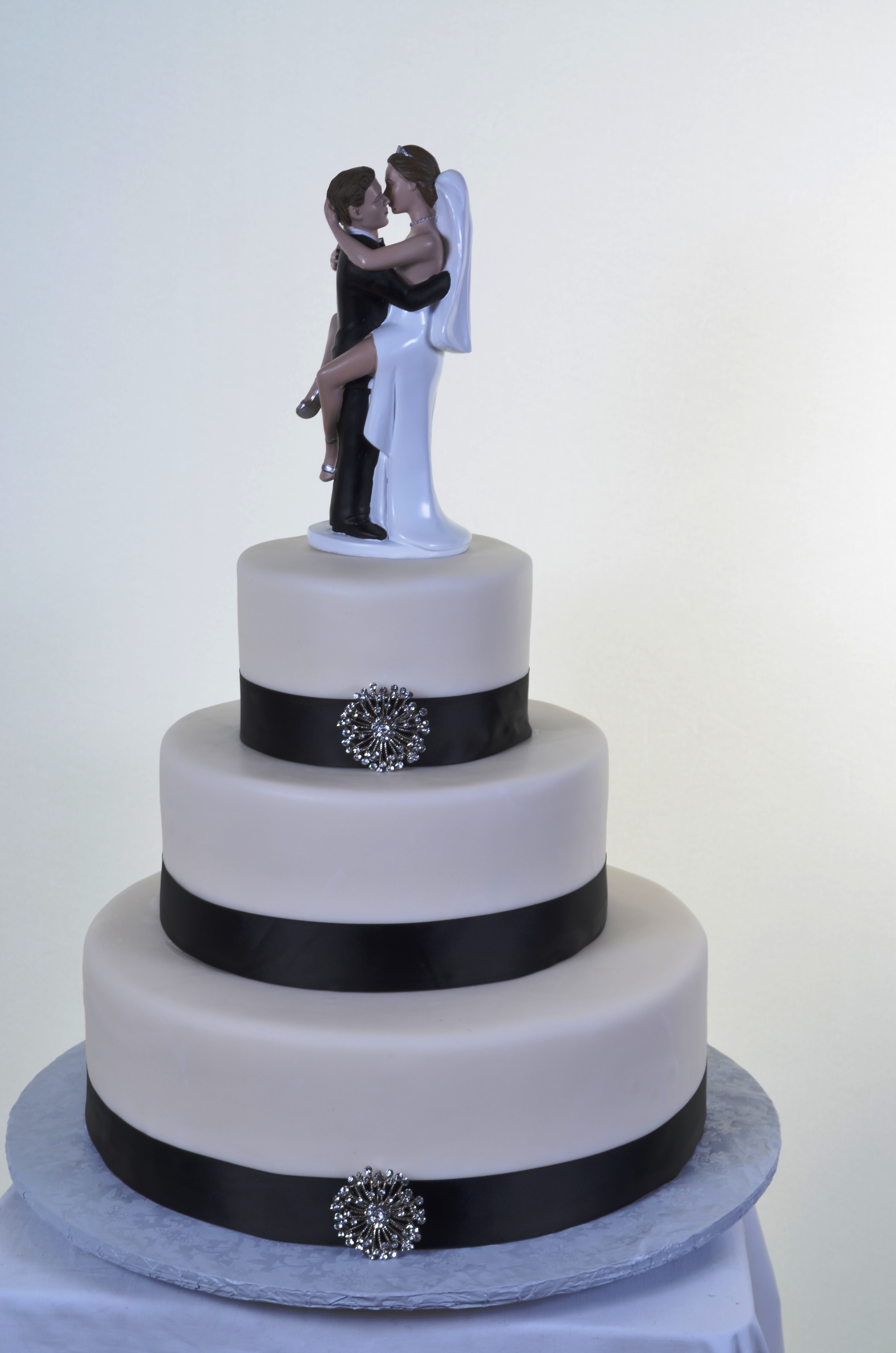 Pastry Palace Las Vegas Wedding Cake 704 - Black & White Sophisticate