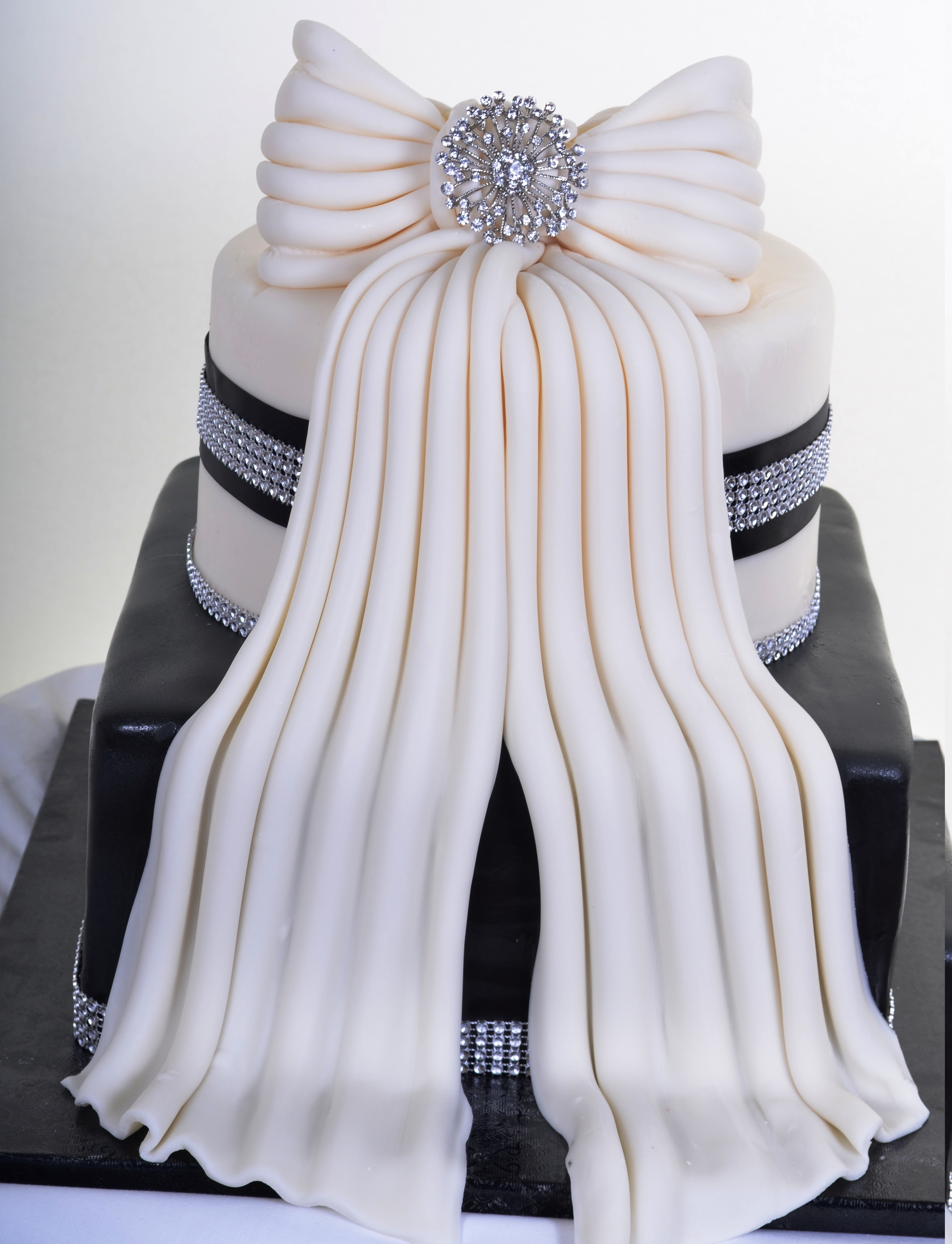 Pastry Palace Las Vegas Wedding Cake 788 - Black and White Cascading Bow