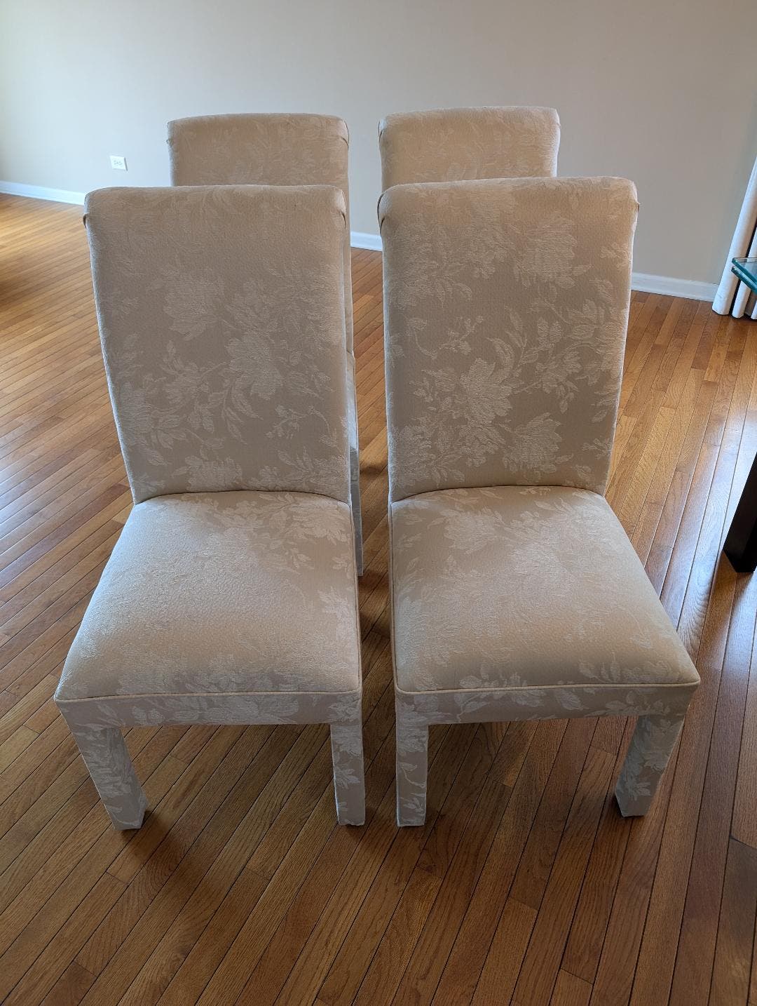 Set of 4 Elegant Dining Room Chairs