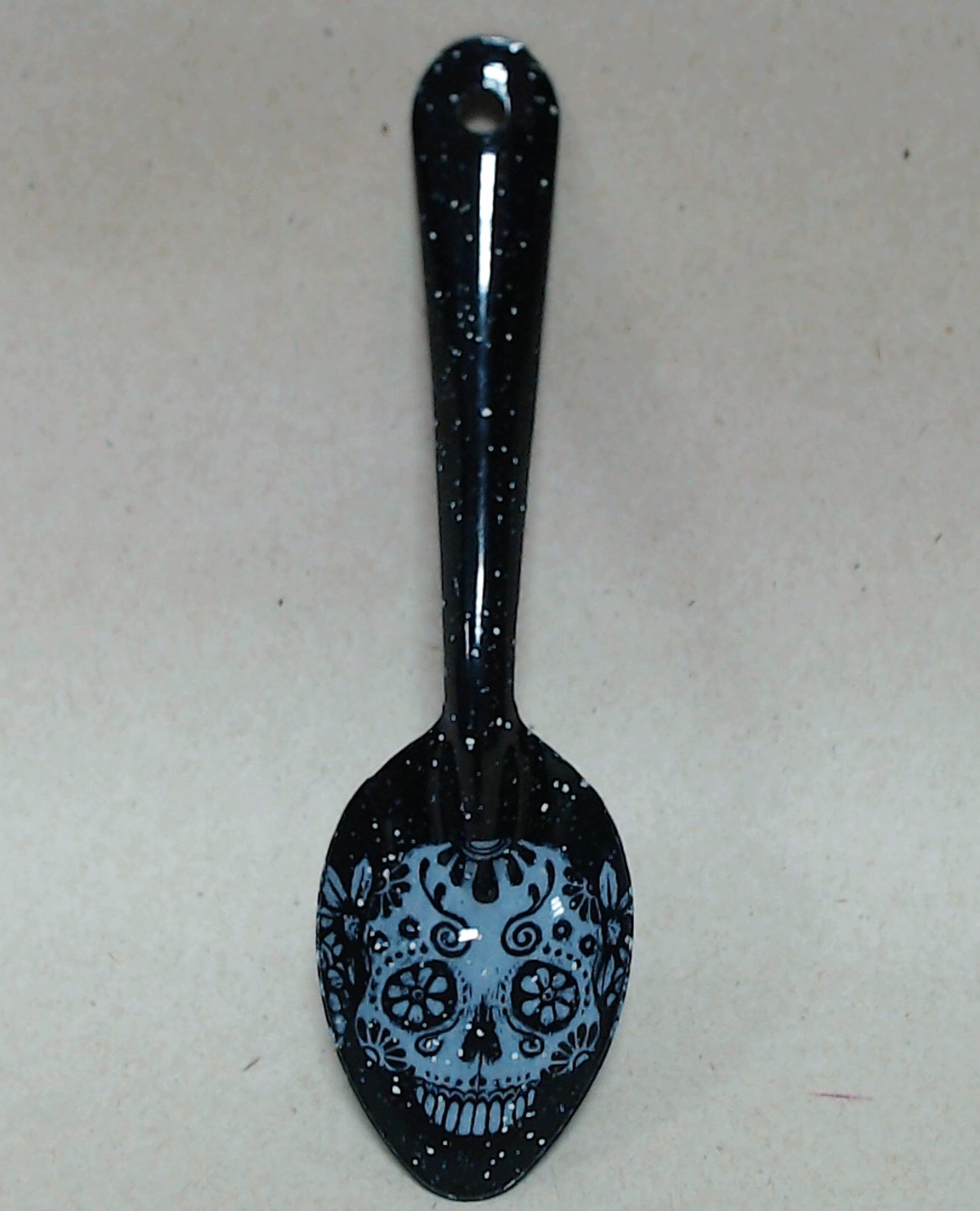 Calavera flores negra: cuchara de peltre. Artículos de cocina. Cafebrería  El Péndulo