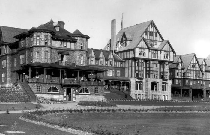 Historic exterior of the Fairmont Chateau Lake Louise in Alberta, Canada.