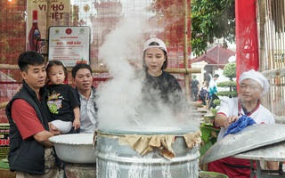 Du khách hào hứng trải nghiệm quy trình làm phở tại "cái nôi" của nghề phở Việt Nam