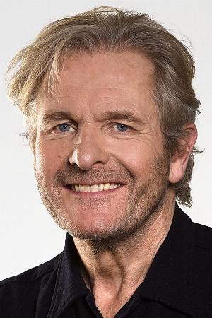 Robert Bathurst