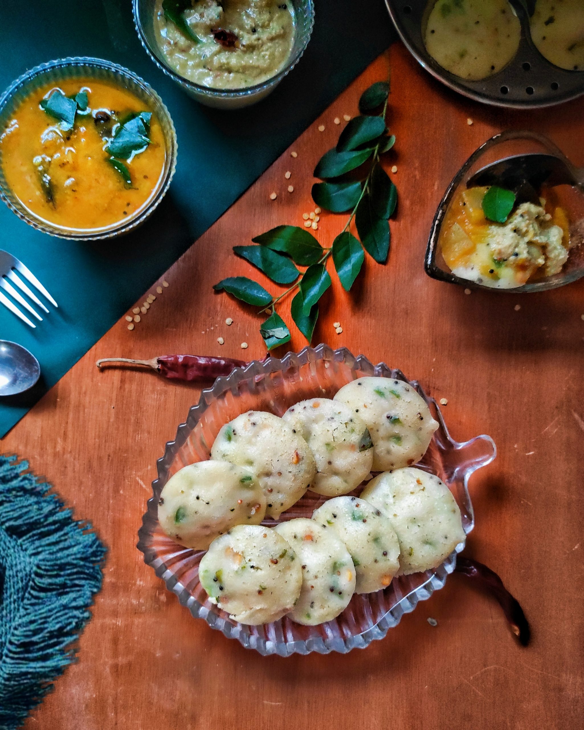 instant rava idli with sambhar and coconut chutney