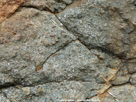 Affleurement de brèches pépéritiques non granoclassées du Sud de l'éperon Sud de Lostmarc'h