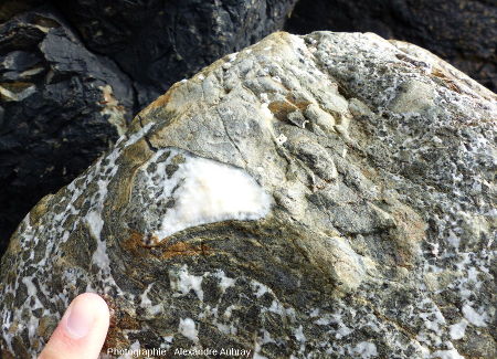 Détail d'un bloc éboulé au pied de la falaise, plage de la Palue