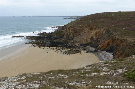 Vue vers le Nord de la grève de Porzhig, depuis la pointe de Lostmarc ‘h