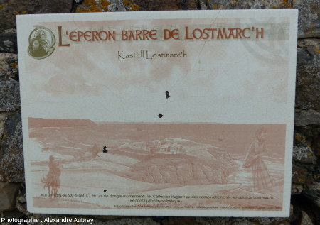 Panneau sur la pointe de Lostmarc'h montrant la reconstitution de l'éperon barré de Lostmarc'h à l'Âge du Fer