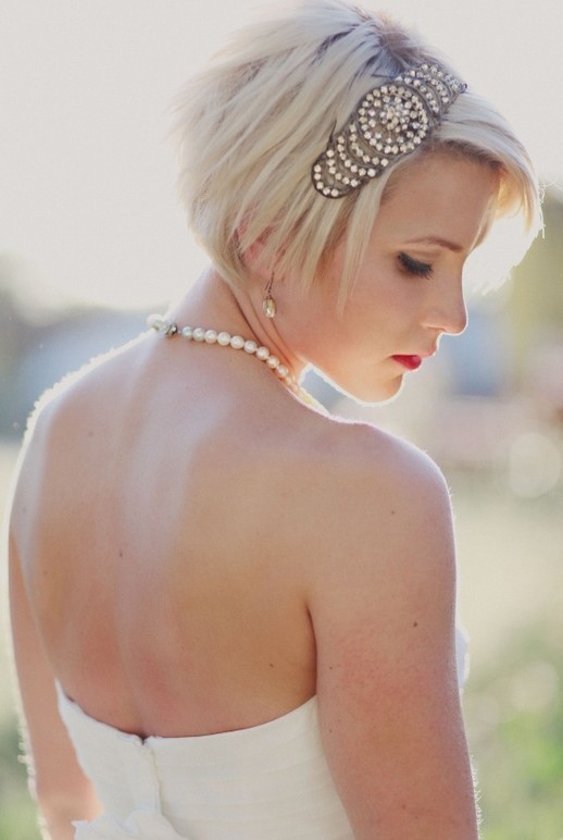 Lovely Short Blonde Straight Hairstyle for Wedding