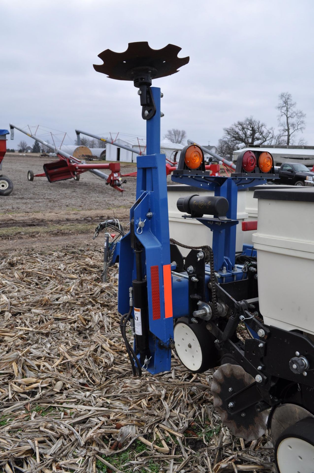 Kinze 3000 planter 4/7 planter, boxes, no-till, pull-type, ground drive, markers, rubber closing - Image 12 of 14