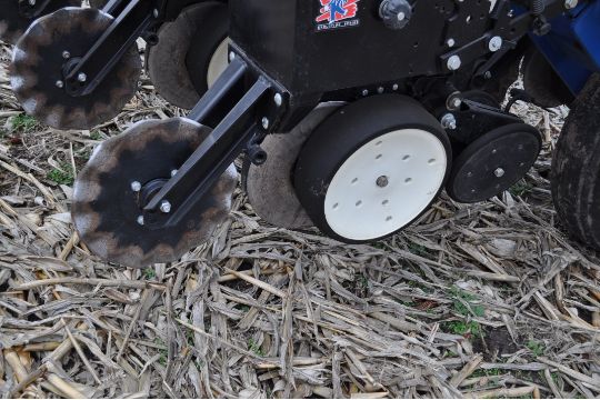 Kinze 3000 planter 4/7 planter, boxes, no-till, pull-type, ground drive, markers, rubber closing - Image 7 of 14