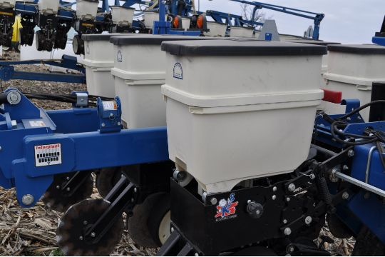 Kinze 3000 planter 4/7 planter, boxes, no-till, pull-type, ground drive, markers, rubber closing - Image 8 of 14