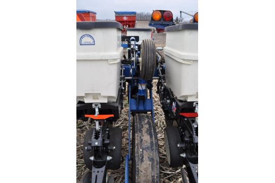 Kinze 3000 planter 4/7 planter, boxes, no-till, pull-type, ground drive, markers, rubber closing - Image 13 of 14