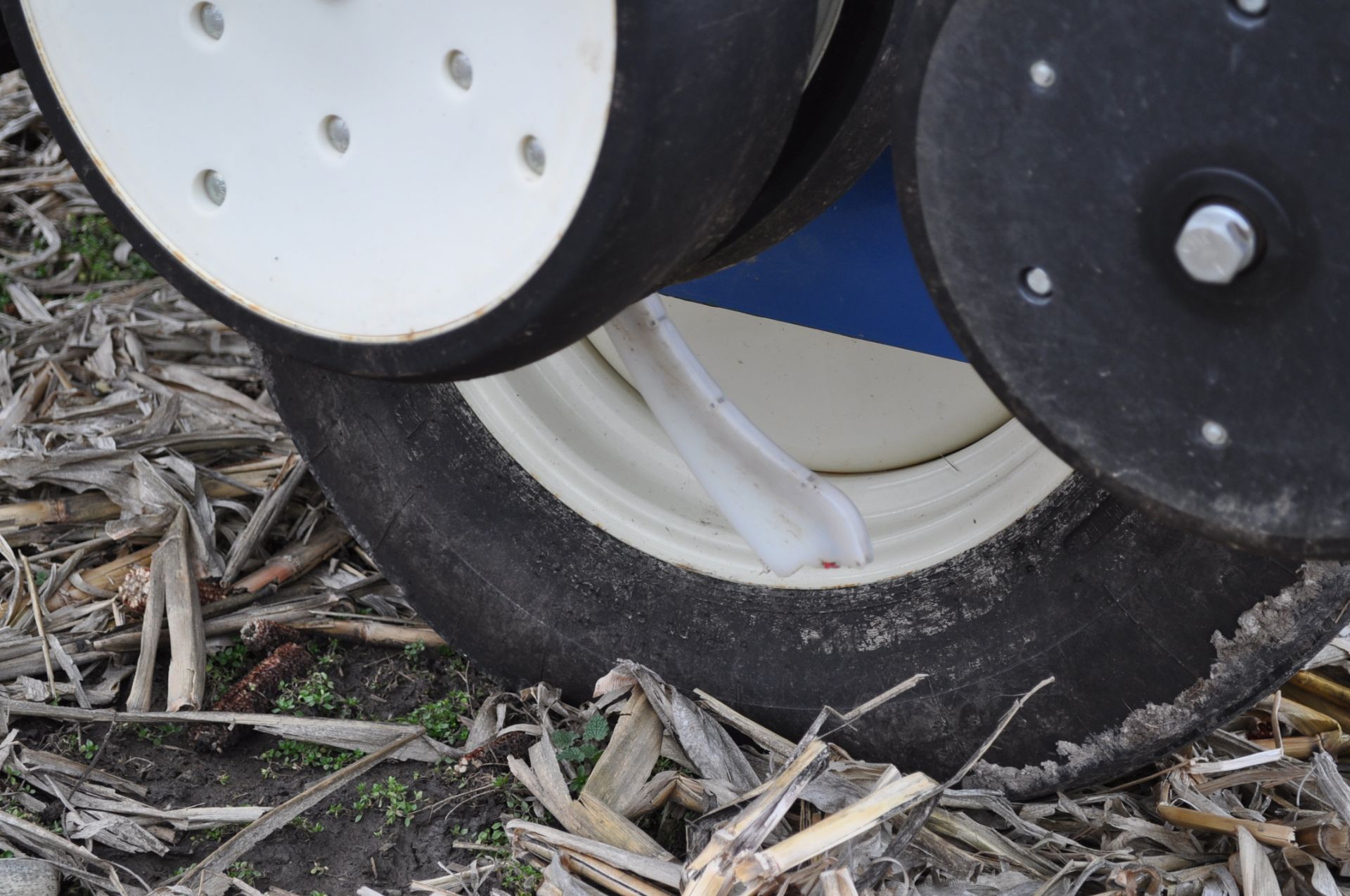 Kinze 3000 planter 4/7 planter, boxes, no-till, pull-type, ground drive, markers, rubber closing - Image 11 of 14