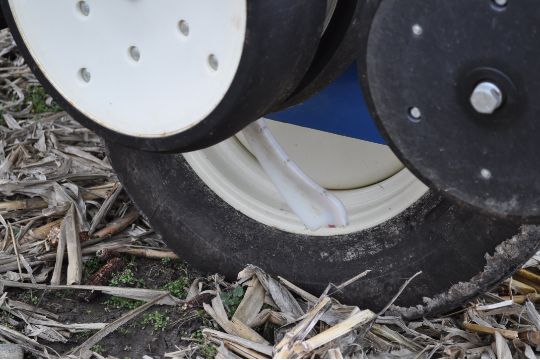 Kinze 3000 planter 4/7 planter, boxes, no-till, pull-type, ground drive, markers, rubber closing - Image 11 of 14