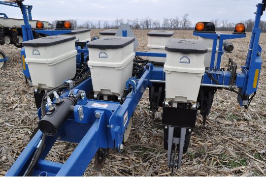 Kinze 3000 planter 4/7 planter, boxes, no-till, pull-type, ground drive, markers, rubber closing - Image 6 of 14