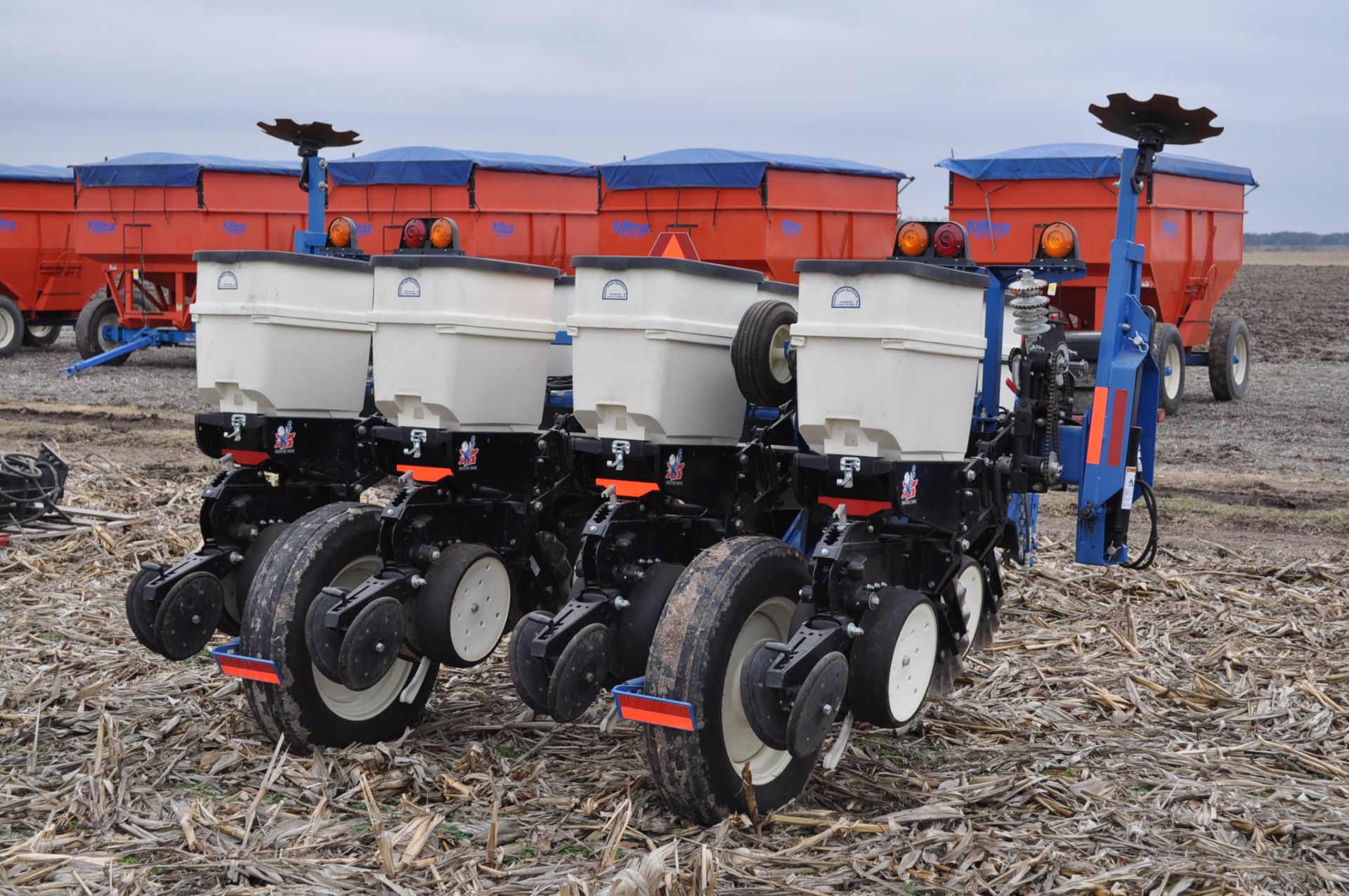 Kinze 3000 planter 4/7 planter, boxes, no-till, pull-type, ground drive, markers, rubber closing - Image 3 of 14