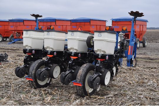 Kinze 3000 planter 4/7 planter, boxes, no-till, pull-type, ground drive, markers, rubber closing - Image 3 of 14