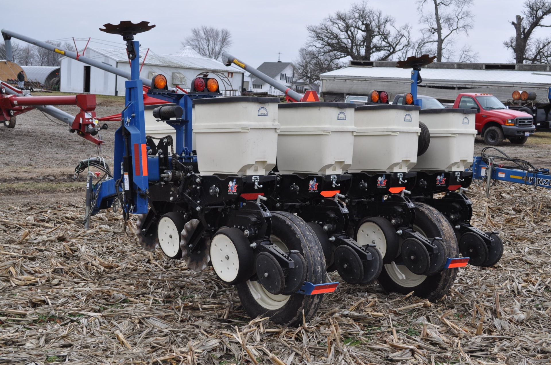 Kinze 3000 planter 4/7 planter, boxes, no-till, pull-type, ground drive, markers, rubber closing - Image 2 of 14