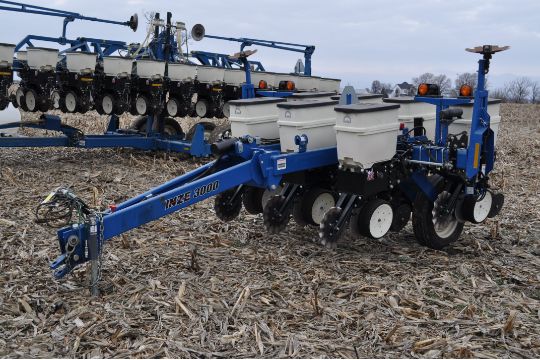 Kinze 3000 planter 4/7 planter, boxes, no-till, pull-type, ground drive, markers, rubber closing - Image 1 of 14