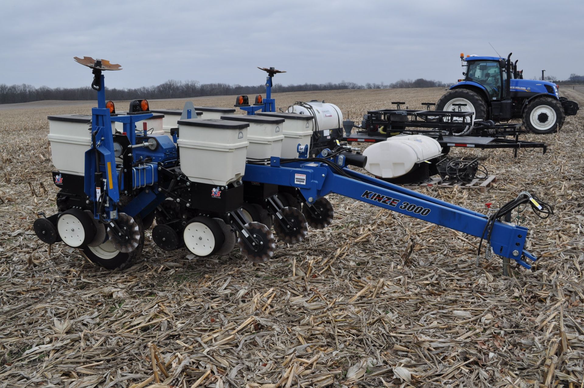 Kinze 3000 planter 4/7 planter, boxes, no-till, pull-type, ground drive, markers, rubber closing - Image 4 of 14